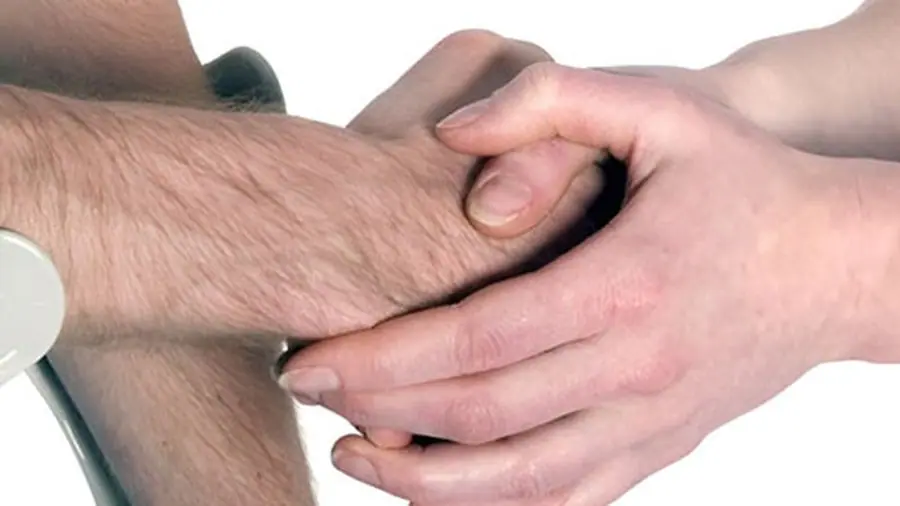 Betriebliche Wiedereingliederung: eine Hand stützt den Arm einer anderen Person bei einer Übung