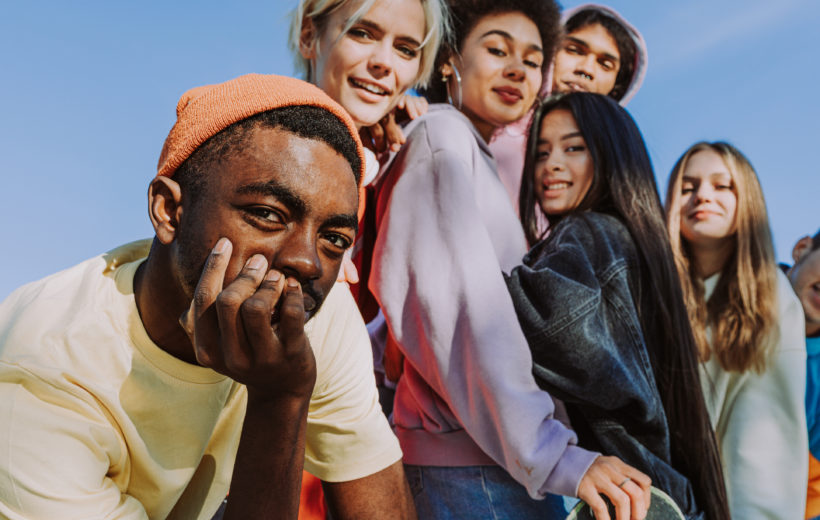 Diverse Gruppe junger Menschen im Freien fotografiert