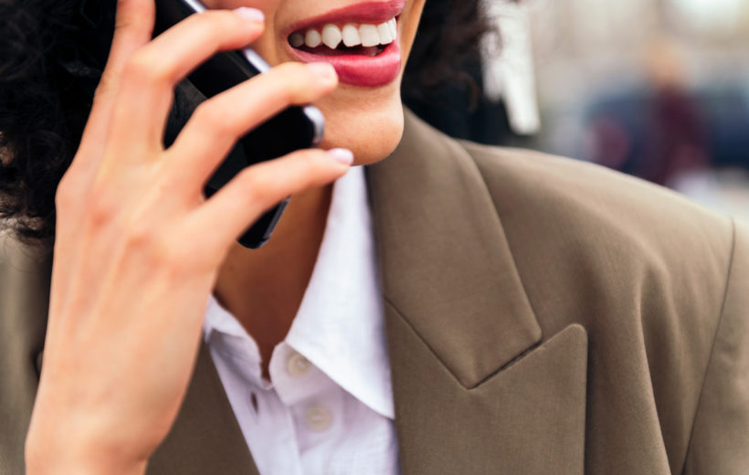 Selbstbewusst sprechen kann man lernen. Frau in Business Kleidung telefoniert