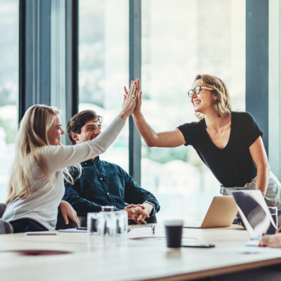 Ein Team feiert gemeinsame Beschlüsse für die Gesundheit des Unternehmens.